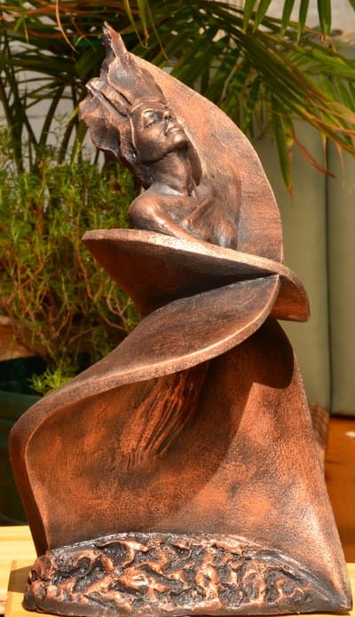 sculpture d'argile le vent dance