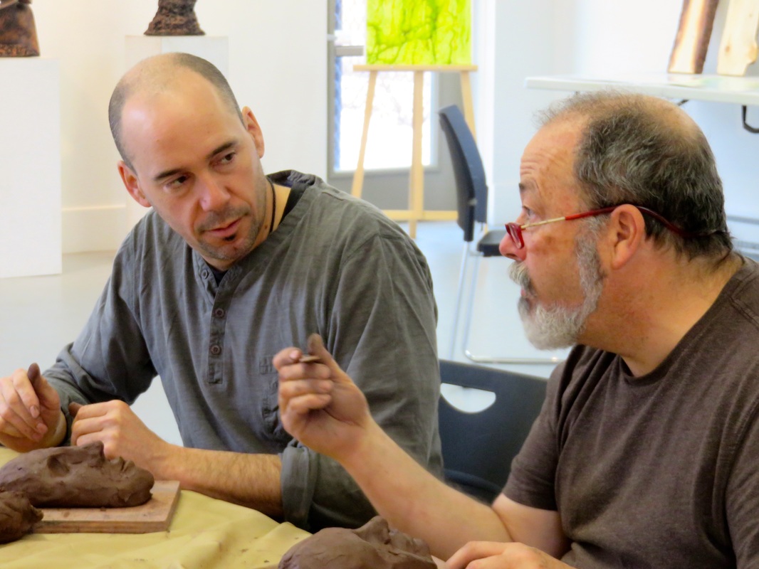 Gregory Schlybeurt enseigne la sculpture d'argile