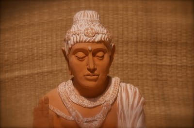 Sculpture d’argile visage d’un homme en méditation