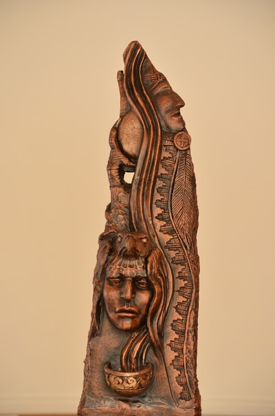 Sculpture d’argile symbolique sur le chamanism