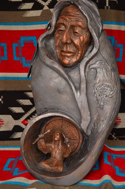 sculpture d'argile vieille femme et chamane en rituel