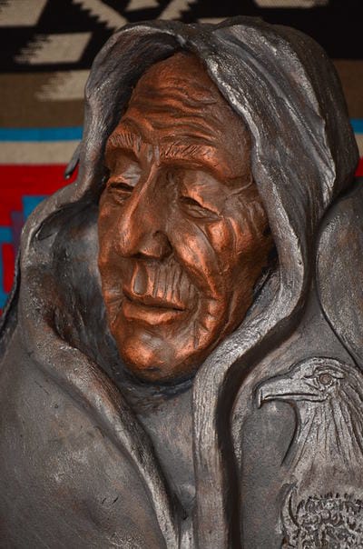 Sculpture d’argile vieille femme 
