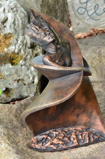 sculpture d'argile visage de femme avec corps abstrait