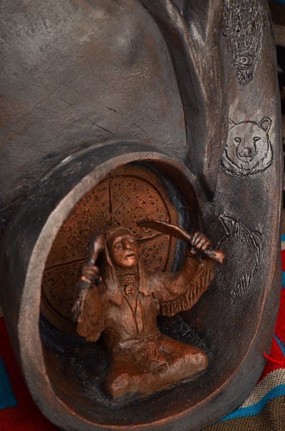 Sculpture d’argile vieille femme et chamane en rituel