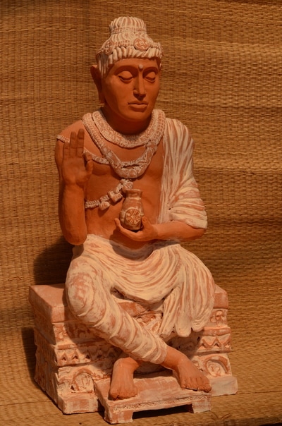 Sculpture d’argile homme en position de méditation