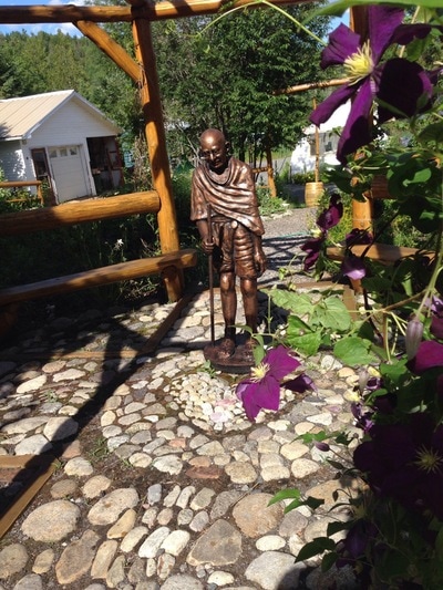 Sculpture d’argile gandhi dans un jardin