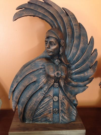 sculpture d'argile femme avec bras en ailes