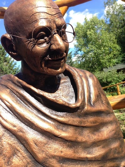 Sculpture d’argile visage de gandhi dans un jardin