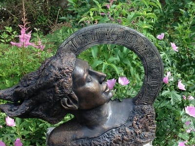 sculpture d'Argile d'une femme de profil